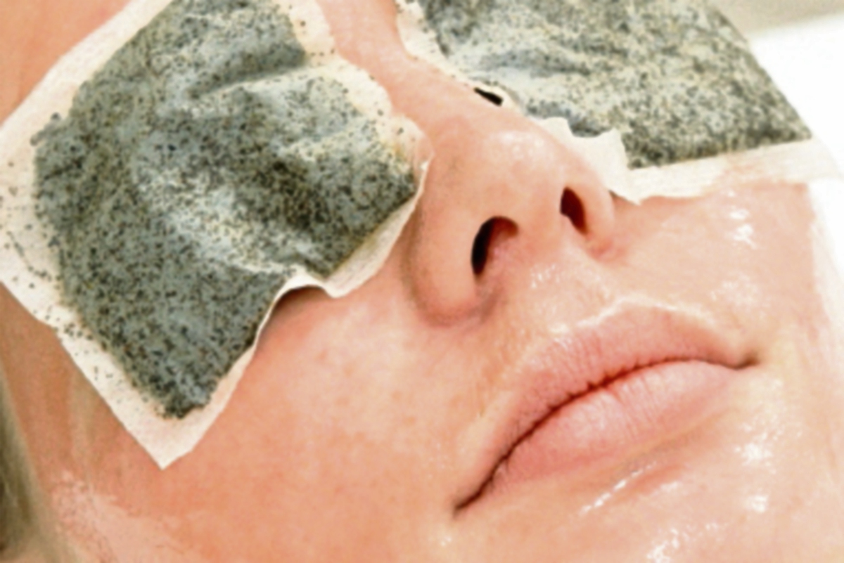 Entre los  usos de la manzanilla, se encuentra los cosméticos, pues ayuda a reducir las ojeras.