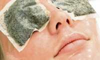 Entre los  usos de la manzanilla, se encuentra los cosméticos, pues ayuda a reducir las ojeras.