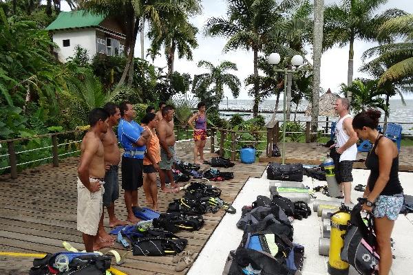 Pescadores reciben clases en hotel Vía Caribe.