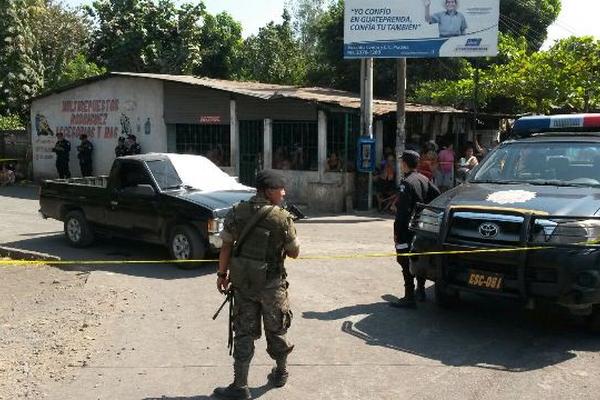 El agente de la PNC fue atacado a balazos cuando se conducía en un picop. (Foto Prensa Libre: Carlos Paredes)