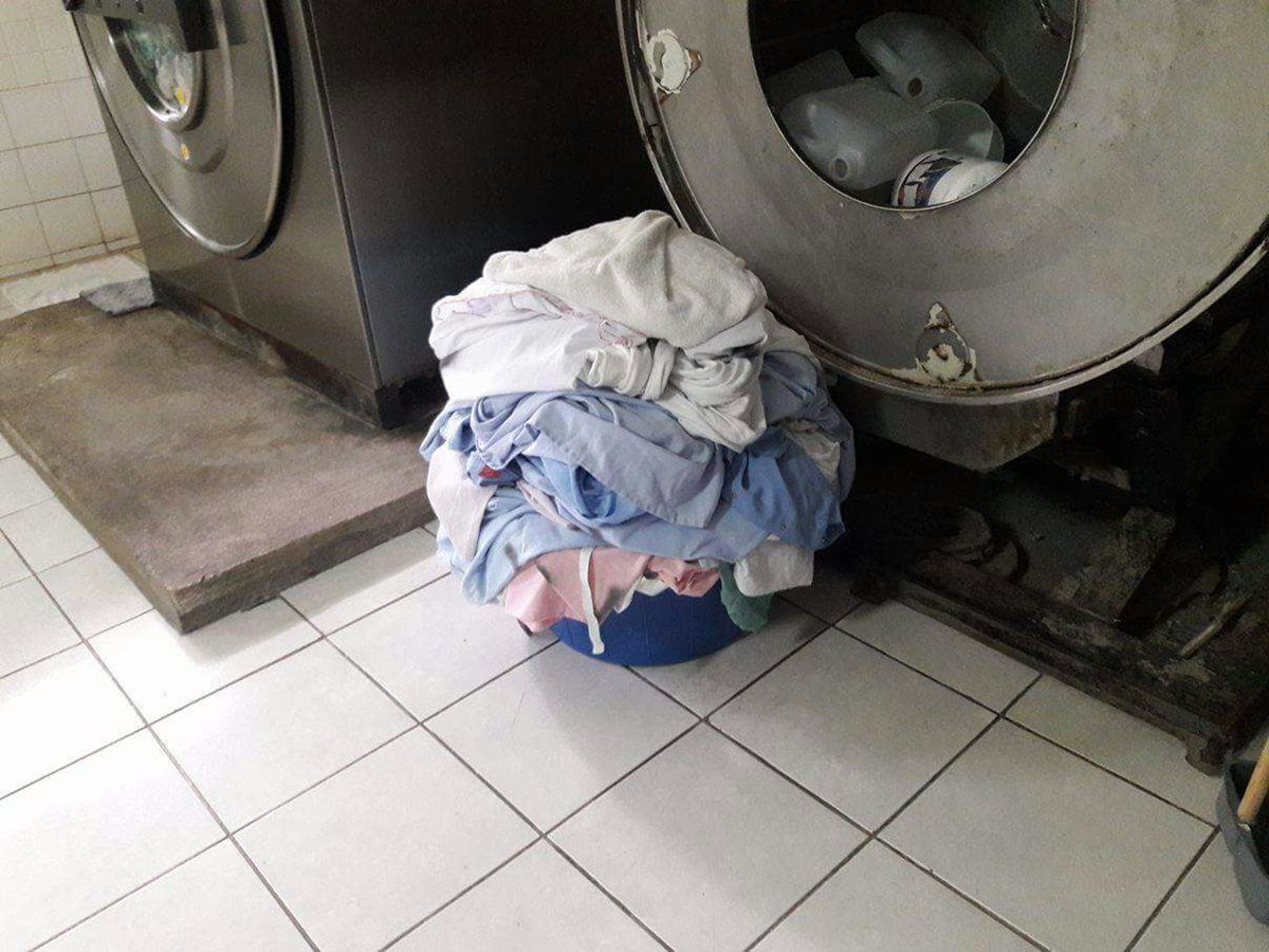 Las lavadoras del hospital se paralizan con cada corte de energía. (Foto Prensa Libre: Hugo Oliva)