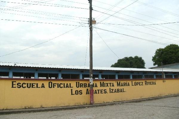 la escuela María López Rivera, en  Los Amates, no tiene servicio eléctrico desde febrero último.