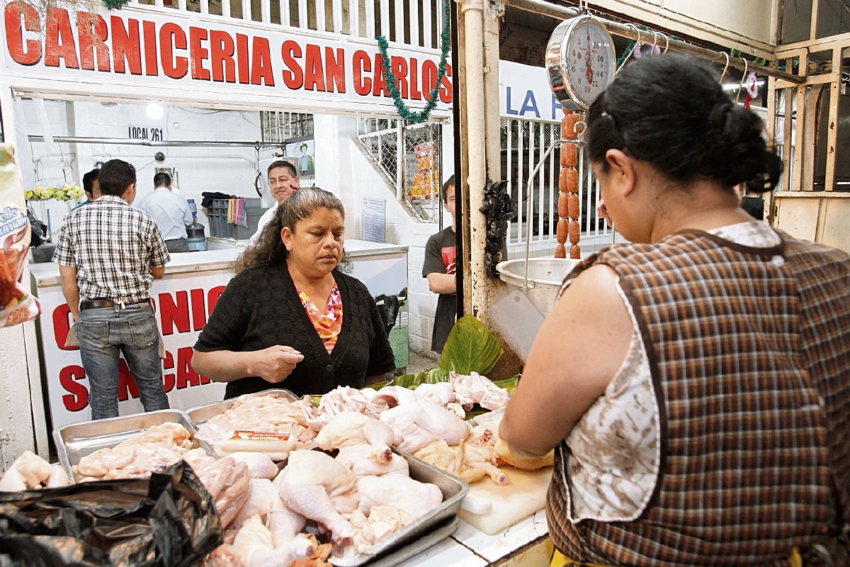 Guatemala regulará la importación desde Estados Unidos del cuadril de pollo. (FOTO PRENSA LIBRE: RODRIGO MENDEZ)