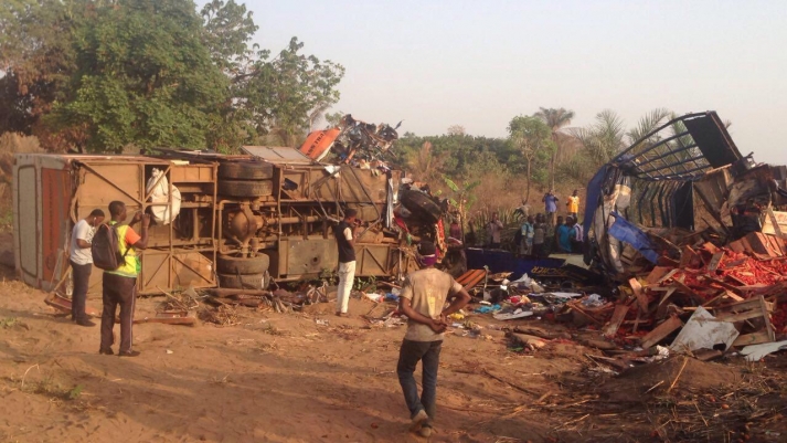 Imagen del autobús choca contra camión en Ghana. (Foto Prensa Libre: EFE)