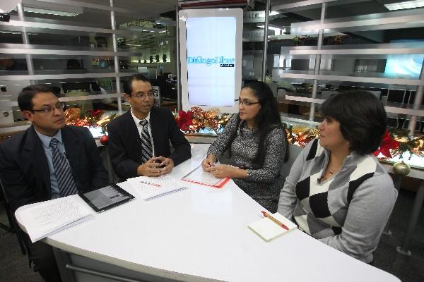 Los periodistas César Pérez —izquierda— y Miguel González dialogan con las analistas  Elisabel Enríquez, de la Mesa Nacional de Migración, y Úrsula Roldán, de la Universidad Rafael Landívar.