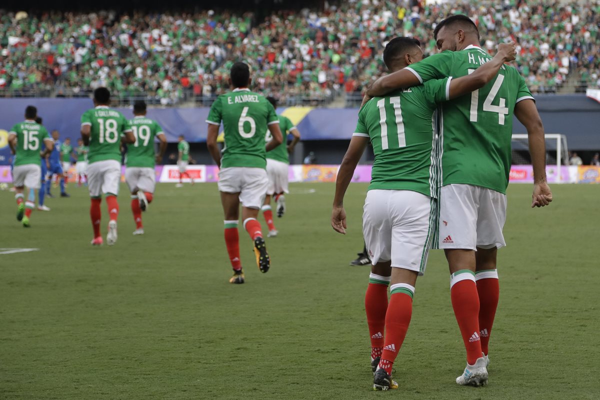 Marín y Hernández celebran con un abrazo el primer gol del partido. (Foto Prensa Libre: AP)