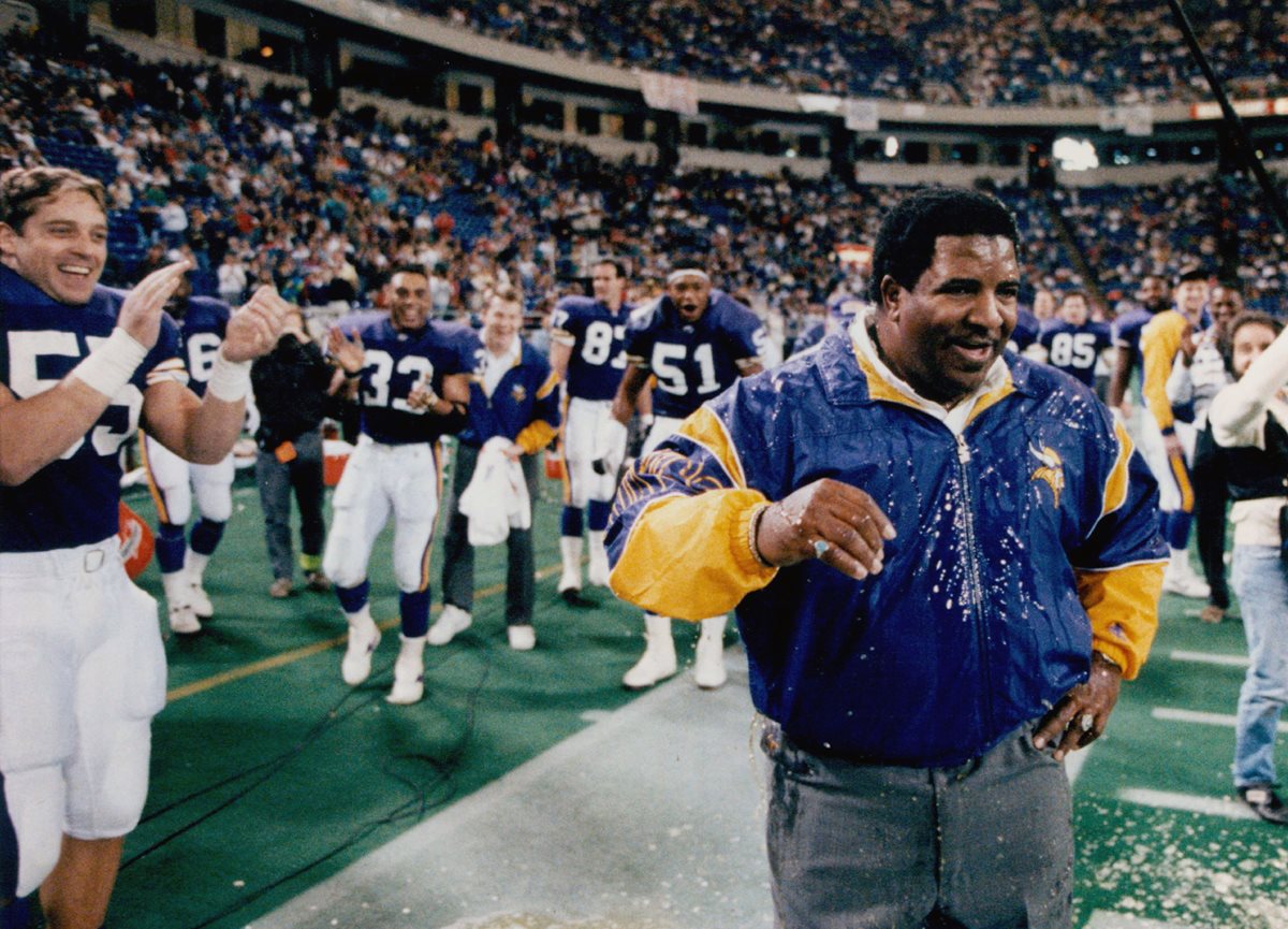 El veterano exentrenador en jefe de los Vikingos de Minnesota y los Cardinales de Arizona, Dennis Green, falleció debido a un ataque cardiaco. (Foto Prensa Libre: AFP)