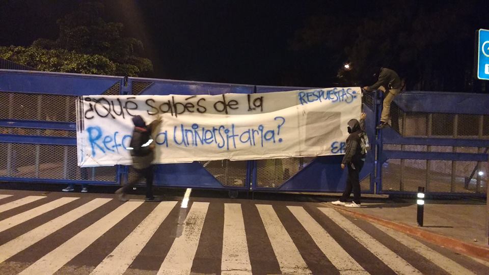 El grupo estudiantil universitario EPA,se atribuye la ocupación de la Usac, en zona 12 capitalina. (Foto Prensa Libre: Twitter)