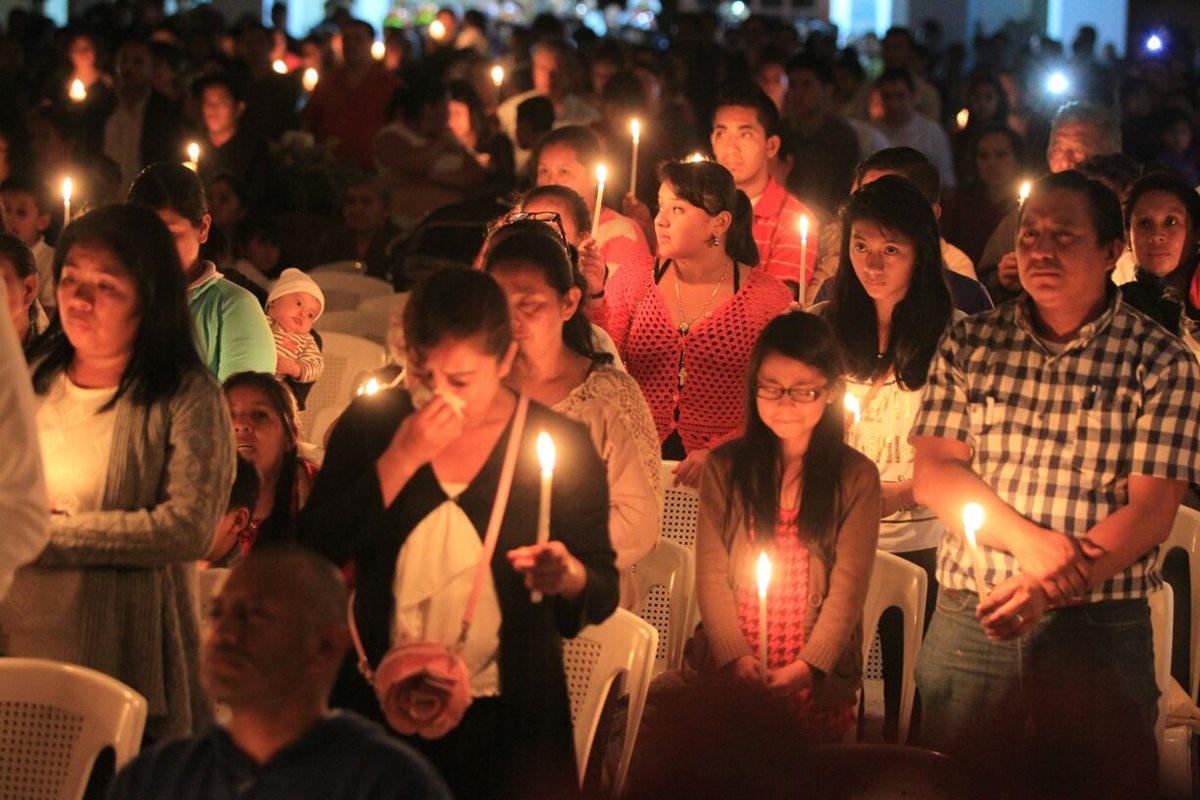 Para conmemorar a los muertos en El Cambray 2, se encendieron velas en el parque central de Santa Catarina Pinula. (Foto Prensa Libre: Esbin García)