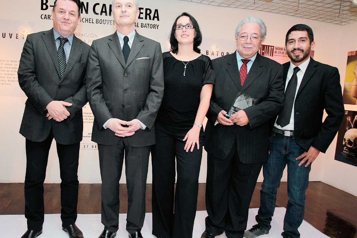 Marc Sagaert, director de Alianza Francesa Guatemala; Philippe Franc, embajador de Francia; Catherine Combes, Alejandro de la Rosa y Óscar Méndez, director de la revista Capiuza. Foto Prensa Libre: Edwin Castro