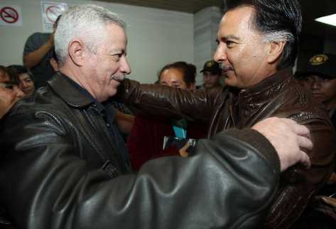 Expresidente Alfonso Portillo se abraza con su exministro de la Defensa, Eduardo Arévalo.