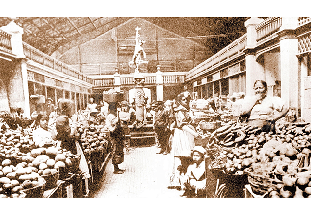 Interior del Mercado Sur Dos con la fuente del dios Mercurio. (Foto: Hemeroteca PL)