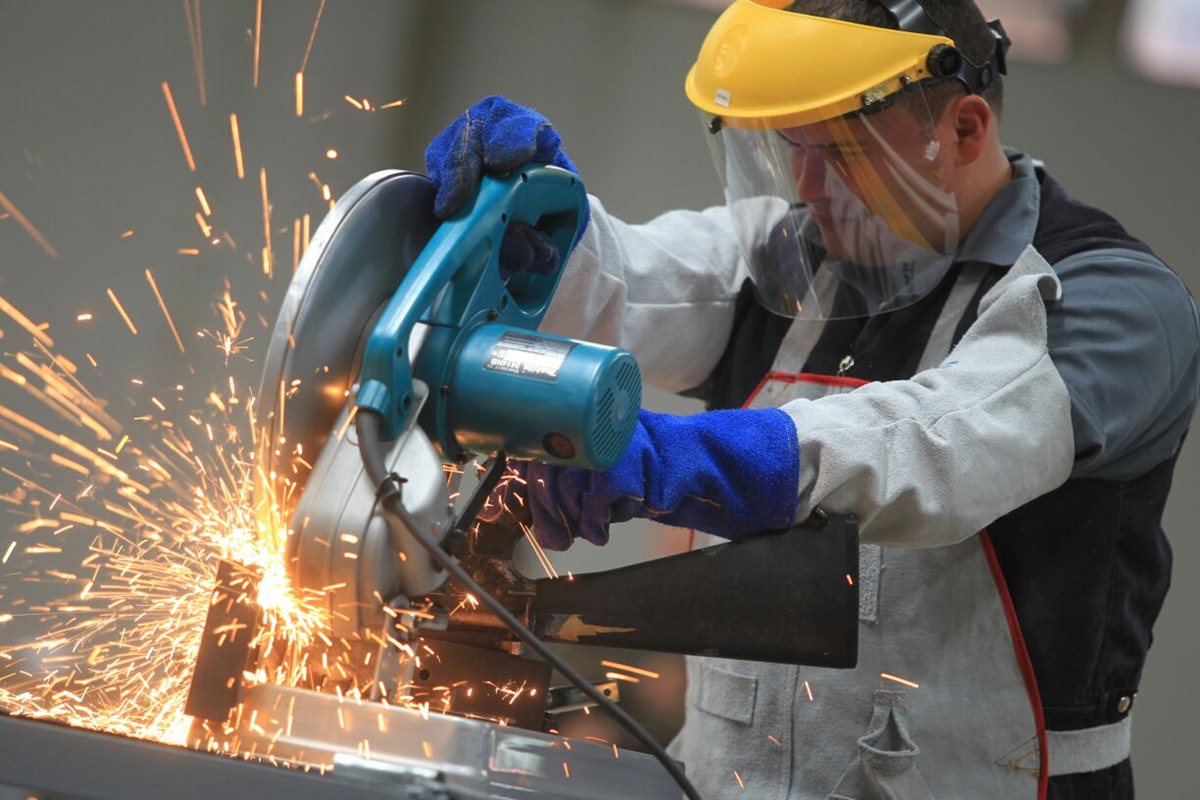 Personal del Ejército destruye algunas de las 50 mil armas decomisadas. (Foto Prensa Libre: Esbin García)