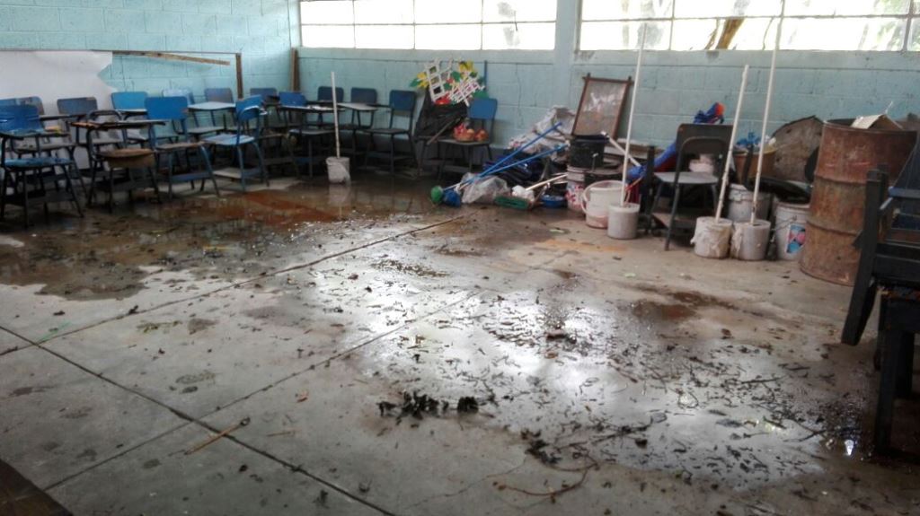 Agua de lluvia se filtra en techo dañado de la Escuela Sabana Grande, en Chiquimula. (Foto Prensa Libre: Edwin Paxtor).