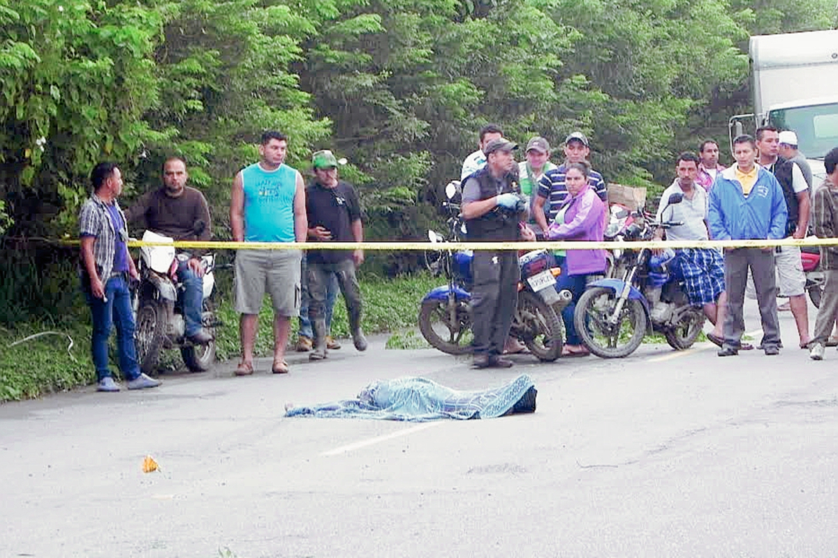 Curiosos observan el cadáver de uno de los dos hombres que murieron baleados en Los Amates. (Foto Prensa Libre: Edwin Perdomo)