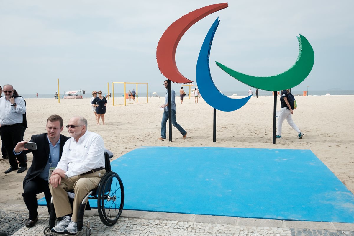 Philip Craven, Presidente del Comité Paralímpico Internacional posa junto a Andrew Parsons, Presidente del Comité Paralímpico de Brasil frente a una escultura. (Foto Prensa Libre: AFP)