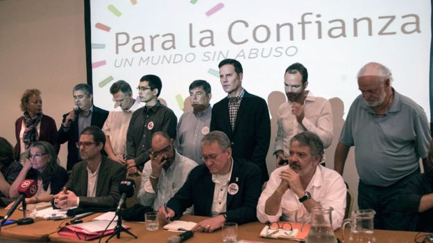 Activistas de varios países, entre ellos Juan Carlos Cruz (tercero desde la derecha, arriba), crearon en Santiago la agrupación Ending Clerical Abuse (ECA). GETTY IMAGES
