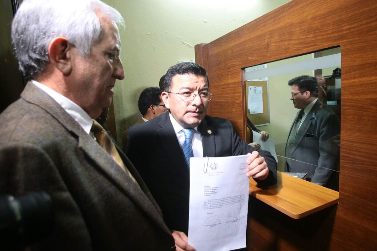 Diputados pesquisidores presentan el informe que fue entregado en la Dirección Legislativa. (Foto: Alvaro Interiano)