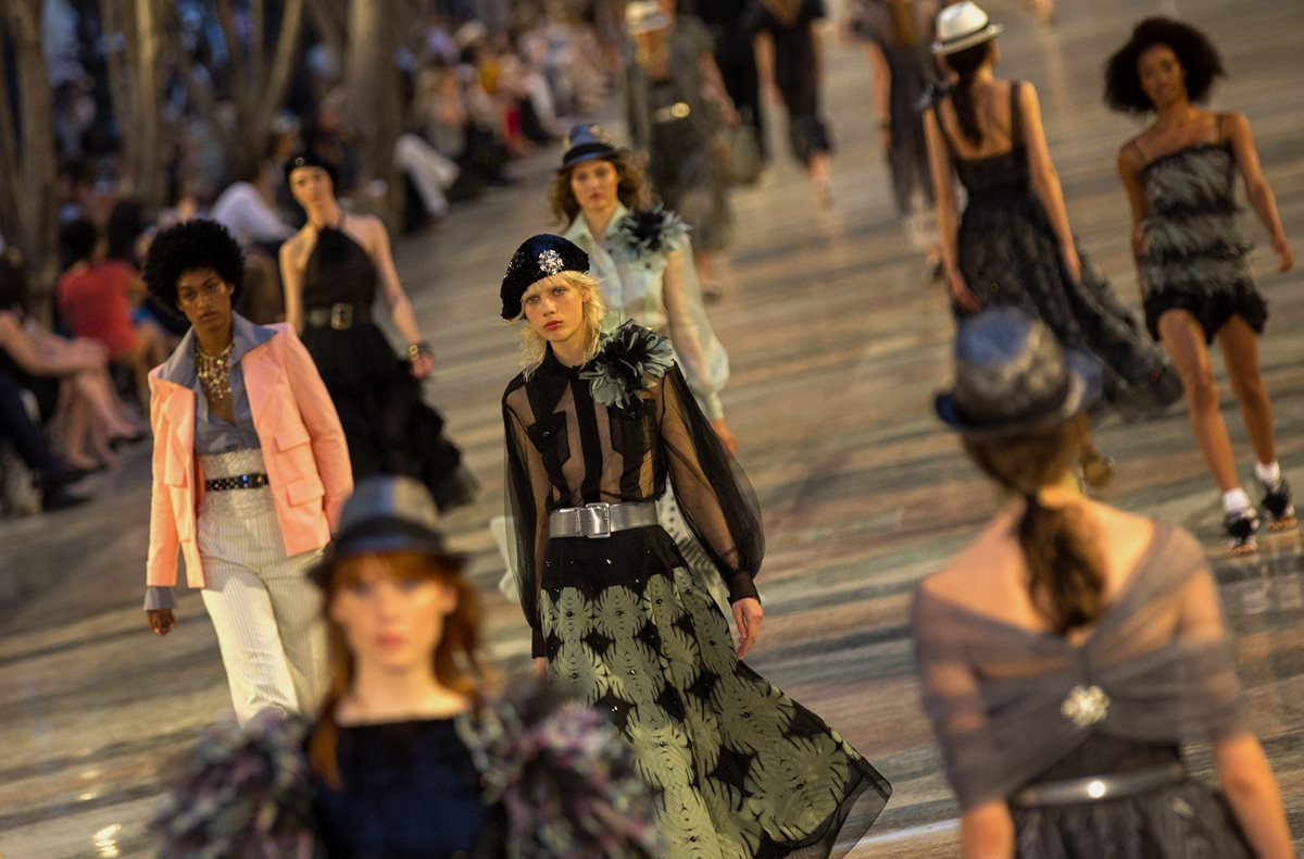 Chanel mostró su estilismo en una pasarela en La Habana, Cuba, pero con tendencia revolucionaria. (Fotos Prensa Libre: AP)