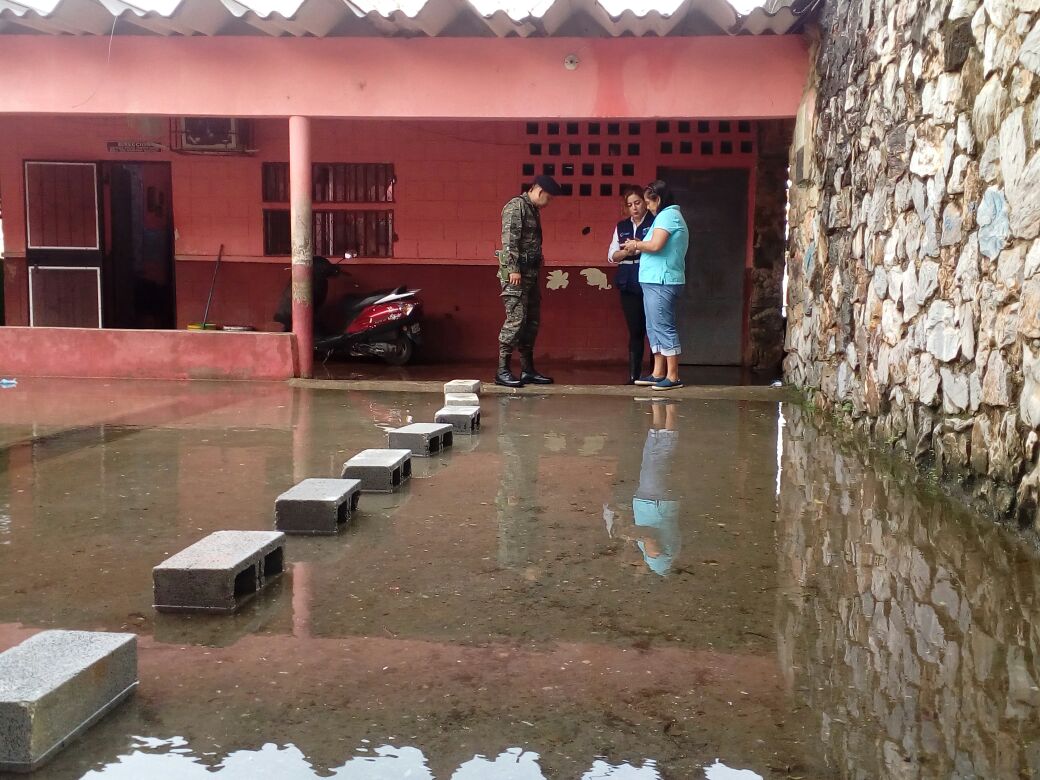 Escuela Mariano Gálvez de Puerto Barrios, suspendió clases porque amaneció inundada.