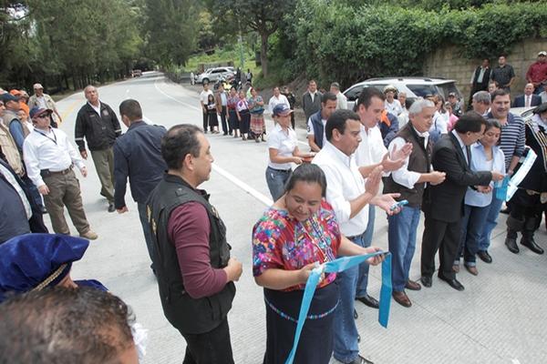 El presidente Otto Pérez y el ministro de Comunicaciones, Alejandro Sinibaldi, inauguraron rehabilitación de carretera a la Antigua. (FOTO PRENSA LIBRE: Esbin García)<br _mce_bogus="1"/>