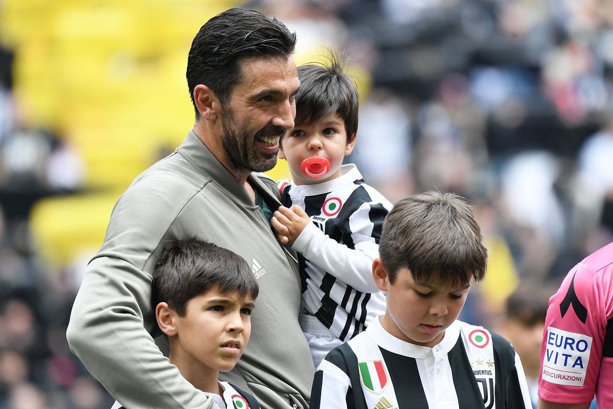 Los hijos de Buffón fueron sus acompañantes especiales antes de iniciar el duelo que la Juventus ganó al Hellas Verona. (Foto Prensa Libre: AFP)