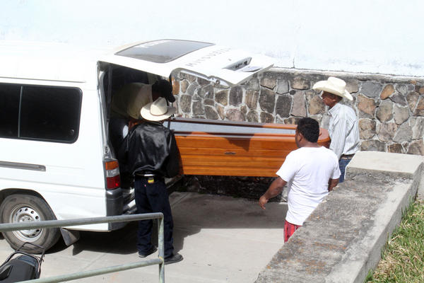 El cuerpo de Olivares Medina es retirado de la morgue por familiares. (Foto Prensa Libre: Hugo Oliva)<br _mce_bogus="1"/>
