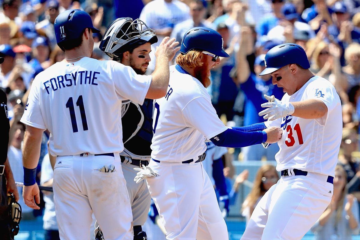 Los Dodgers de Los Angeles celebraron la victoria este lunes frente a Los Padres de San Diego. (Foto Prensa Libre: AFP)