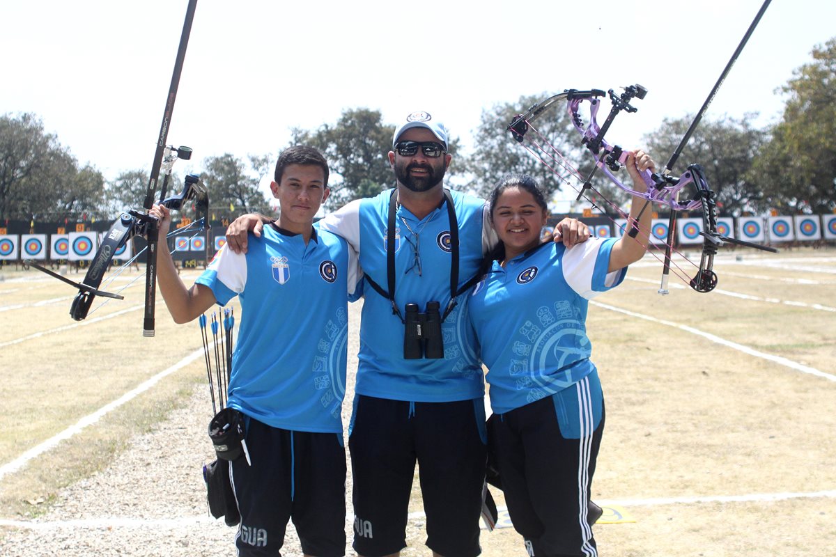José Del Cid y María José Zebadúa festejan con su entrenador Dario Noriega después de ganar la medalla de oro. (Foto Prensa Libre: Jesús Cuque)