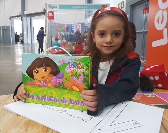 A la pequeña de cinco años le llamó la atención el libro infantil de la niña exploradora Dora. (Foto Prensa Libre: Sandra Vi)