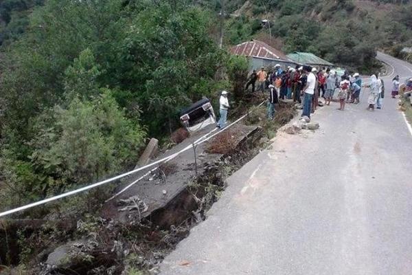 Pobladores observan hundimiento en ruta de Tectitán, Huehuetenango, a Tacaná, San Marcos. (Foto Prensa Libre: Mike Castillo)