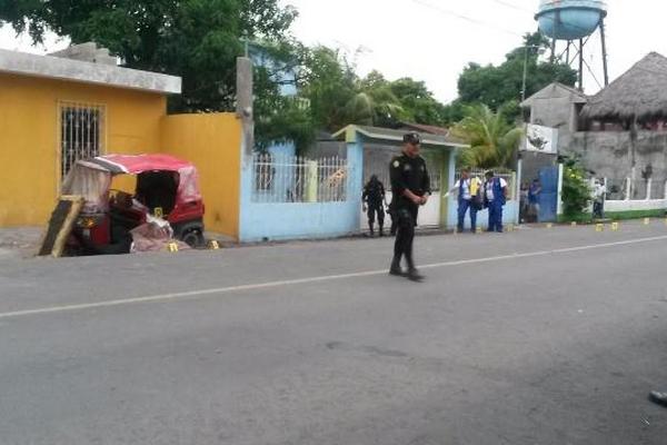 Sujetos atacaron a los tripulantes de un mototaxi en el puerto San José, en Escuintla. (Foto Prensa Libre: Enrique Paredes)