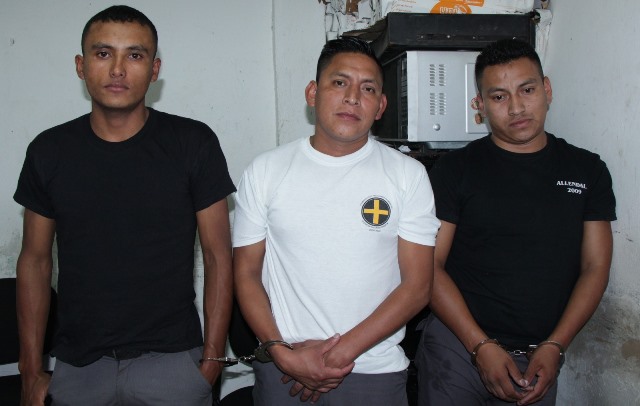 Édgar Cal Coy, Oswaldo Xol Coc y Elmer Pinzón, detenidos por la fuga de un supuesto pandillero en el Juzgado de Villa Nueva. (Foto Prensa Libre: Cortesía)