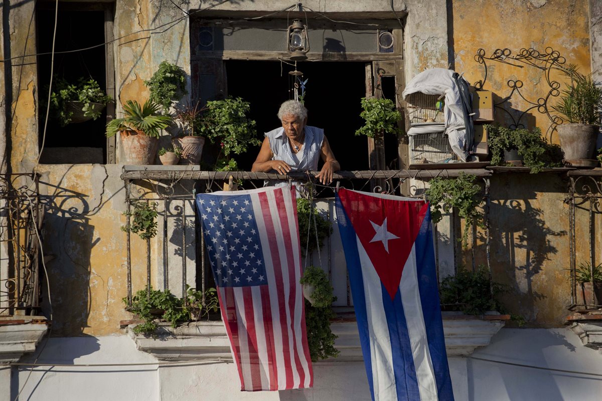 Los servicios de correspondencia y encomiendas entre ambos países estaban suspendidos hace medio siglo. (Foto Prensa Libre: AP).