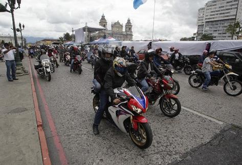 Propietarios de motocicletas deben cambiar sus placas de papel a metálicas. (Foto Prensa Libre: Hemeroteca PL)