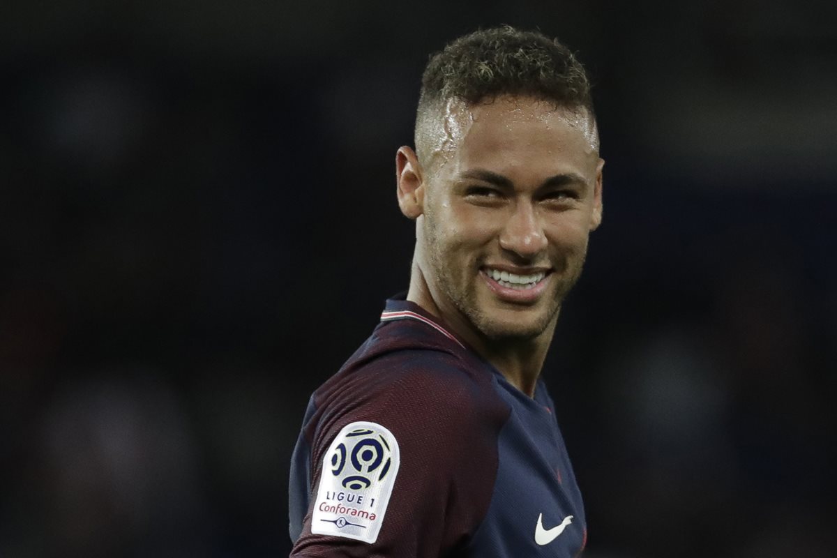 El brasileño Neymar se convirtió en jugador del PSG por €222 millones, procedente del FC Barcelona. (Foto Prensa Libre: AFP)