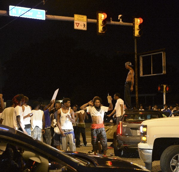 Un grupo de manifestantes condena la muerte de Alton Sterling. (Foto Prensa Libre: AP)