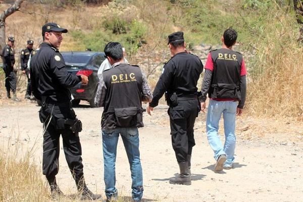 Investigadores reúnen evidencias en el lugar donde fue encontrado el vehículo que presuntamente fue robado a extranjeros, en Monjas. (Foto Prensa Libre: Hugo Oliva) <br _mce_bogus="1"/>