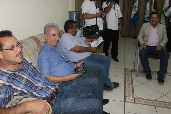 Diez de 17 alcaldes del departamento de Jutiapa se reunieron con el nuevo gobernador, Armando Palma, para exponerle sus proyectos. (Foto Prensa Libre, Óscar González)<br _mce_bogus="1"/>