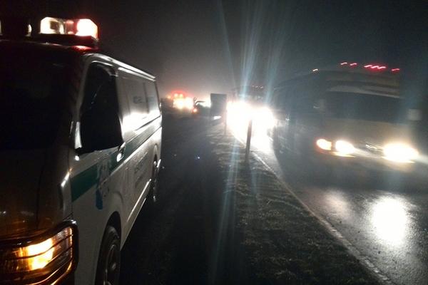 Gran cantidad de piedras y lodo cubren la carretera en el km 40 de la ruta Interamericana. (Foto Prensa Libre: César Pérez).