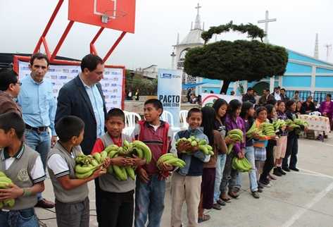 Cinco mil familias fueron beneficiadas con la entrega de bananos. Foto Prensa Libre: SESAN