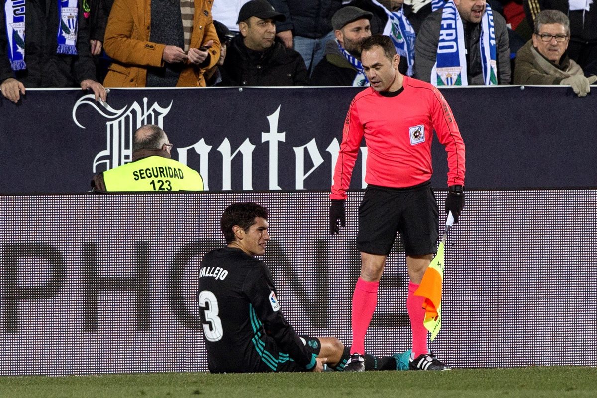 A pocos minutos de iniciado el partido contra el Leganés, Vallejo no pudo continuar más por un "tirón" en la pierna. (Foto Prensa Libre: EFE)