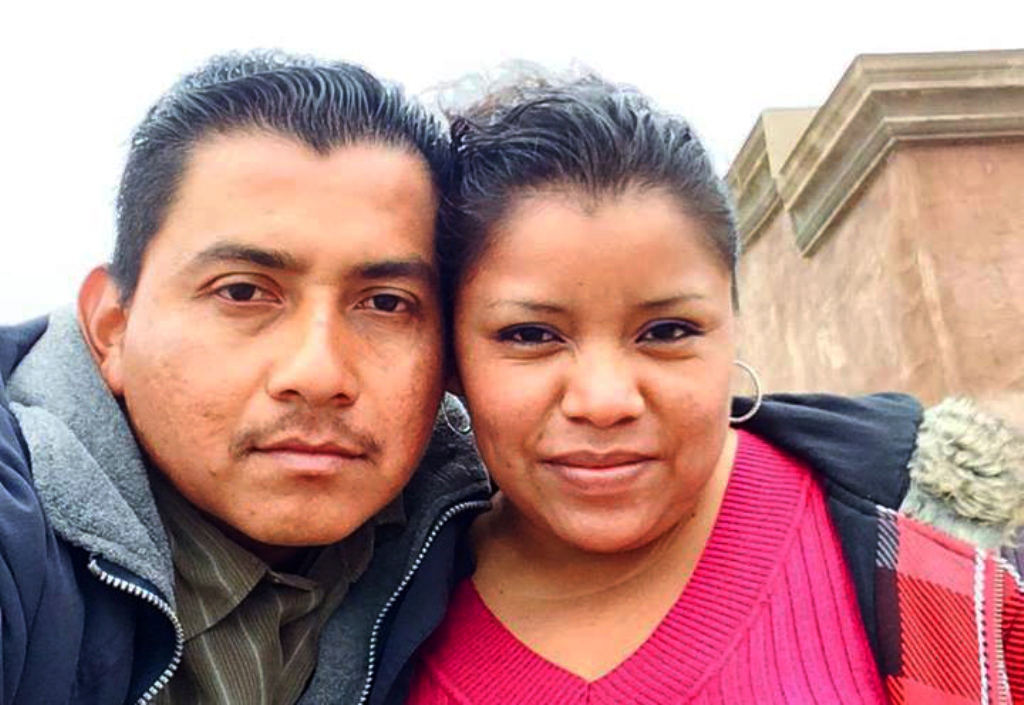 Manolo Evelio Castillo, junto a su esposa, Claudia Miranda, con quien vive actualmente y quien tiene seis meses de gestación. (Foto Prensa Libre: Rolando Miranda)