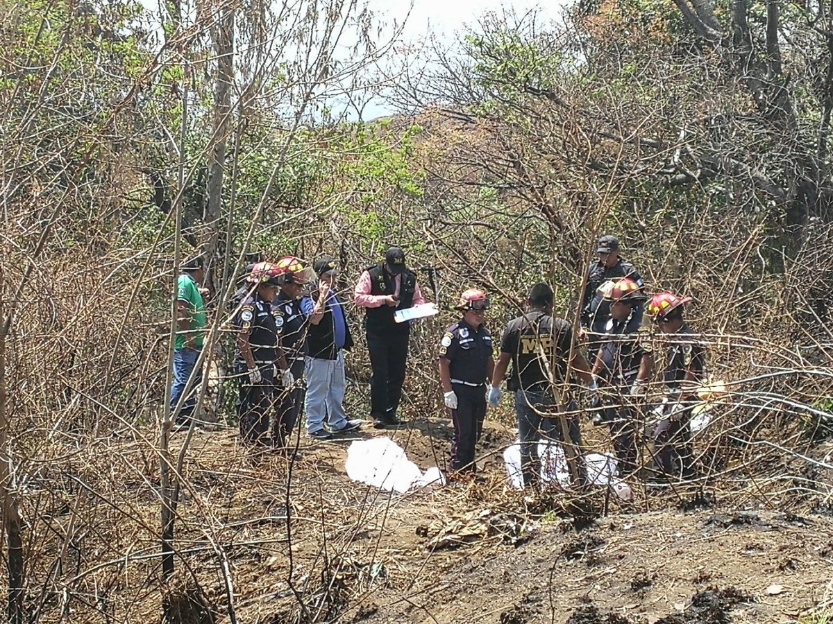Cadáveres localizados en Villa Nueva estaban envueltos en sábanas blancas. (Foto Prensa Libre: Estuardo Paredes)