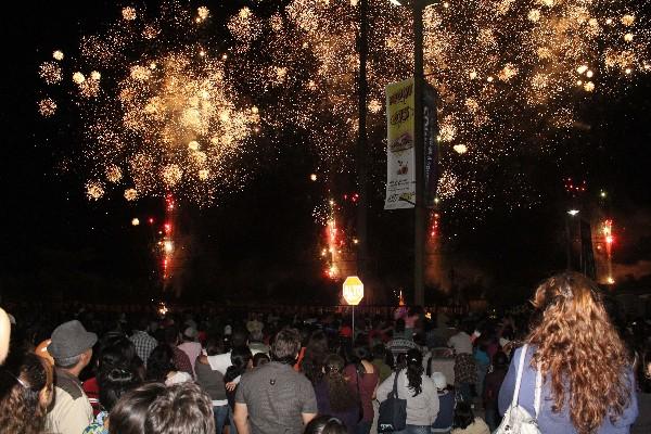 Cientos de personas de Chiquimula y otros departamentos observan espectáculo de luces.