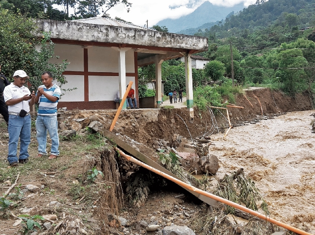 Familias de San Sebastián Huehuetenango viven a orillas de ríos y temen que haya crecidas que socaven los cimientos. (Foto Prensa Libre: Mike Castillo)