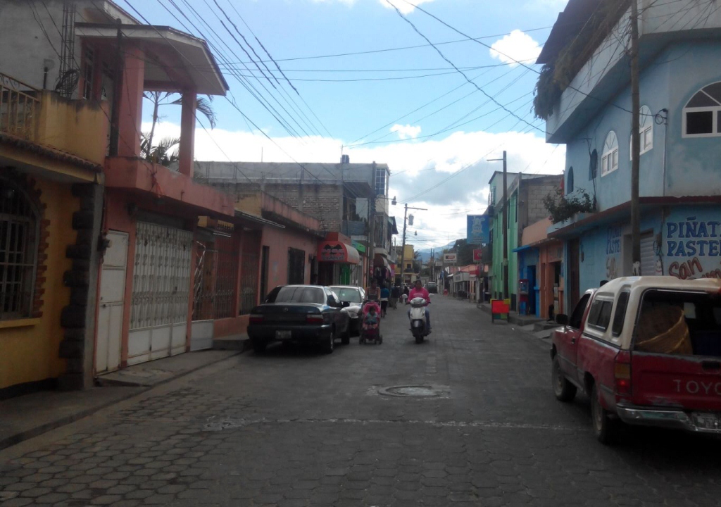 Una de las calles de Sanarate luce desolada debido al paro de pilotos de mototaxis. (Foto Prensa Libre: Hugo Oliva).
