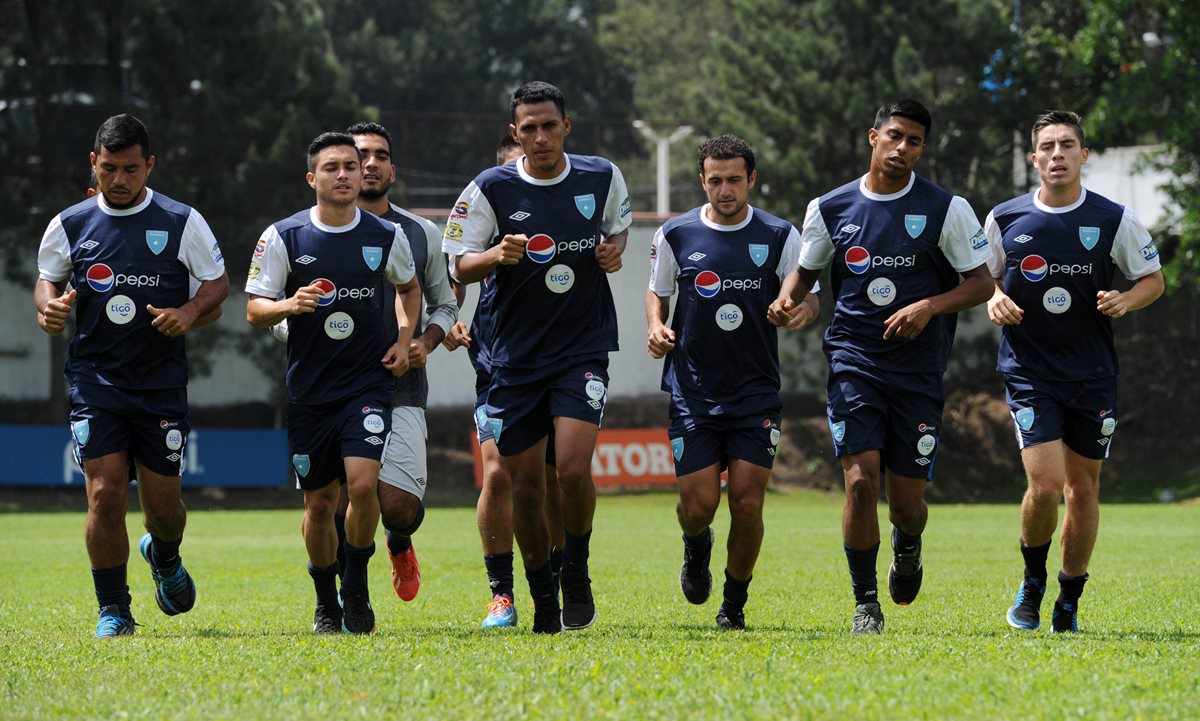 Gerson Tinoco (centro), realiza un entrenamiento con la Bicolor. (Foto Prensa Libre: Óscar Felipe).
