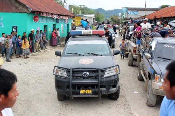 Agentes que cuidarán  la  aldea La Parroquia Lancetillo, Chicamán, llegan en autopatrullas.