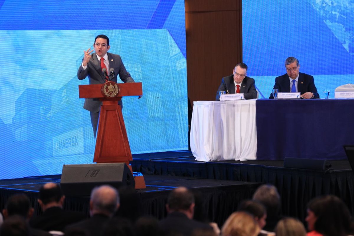 El presidente Jimmy Morales dirige un discurso a empresarios y diputados durante el encuentro Presentación de la Política Nacional de Competitividad. (Foto Prensa Libre: Carlos Hernández)